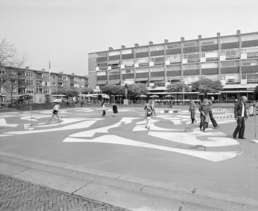 882347 Afbeelding van de voorbereidingen voor de viering van Koninginnedag op het Herderplein te Utrecht.